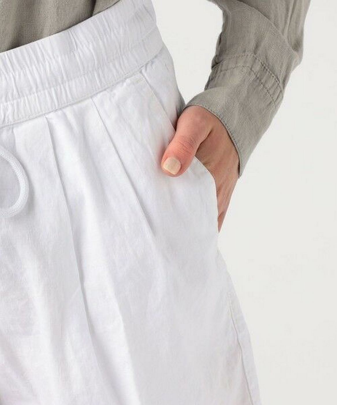 Double-Pleated Walking Shorts - White - Women