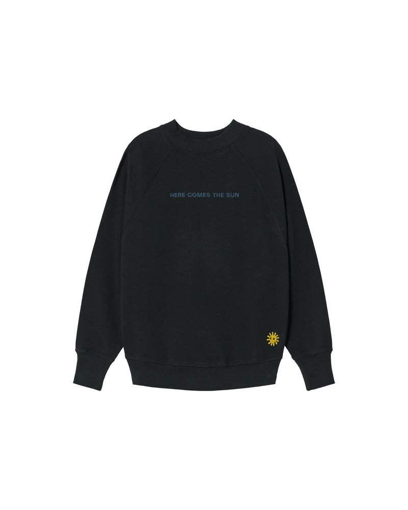 Sudadera negra Here comes the sun sostenible-foto silueta7