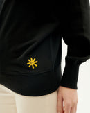 Sudadera negra Here comes the sun sostenible-4