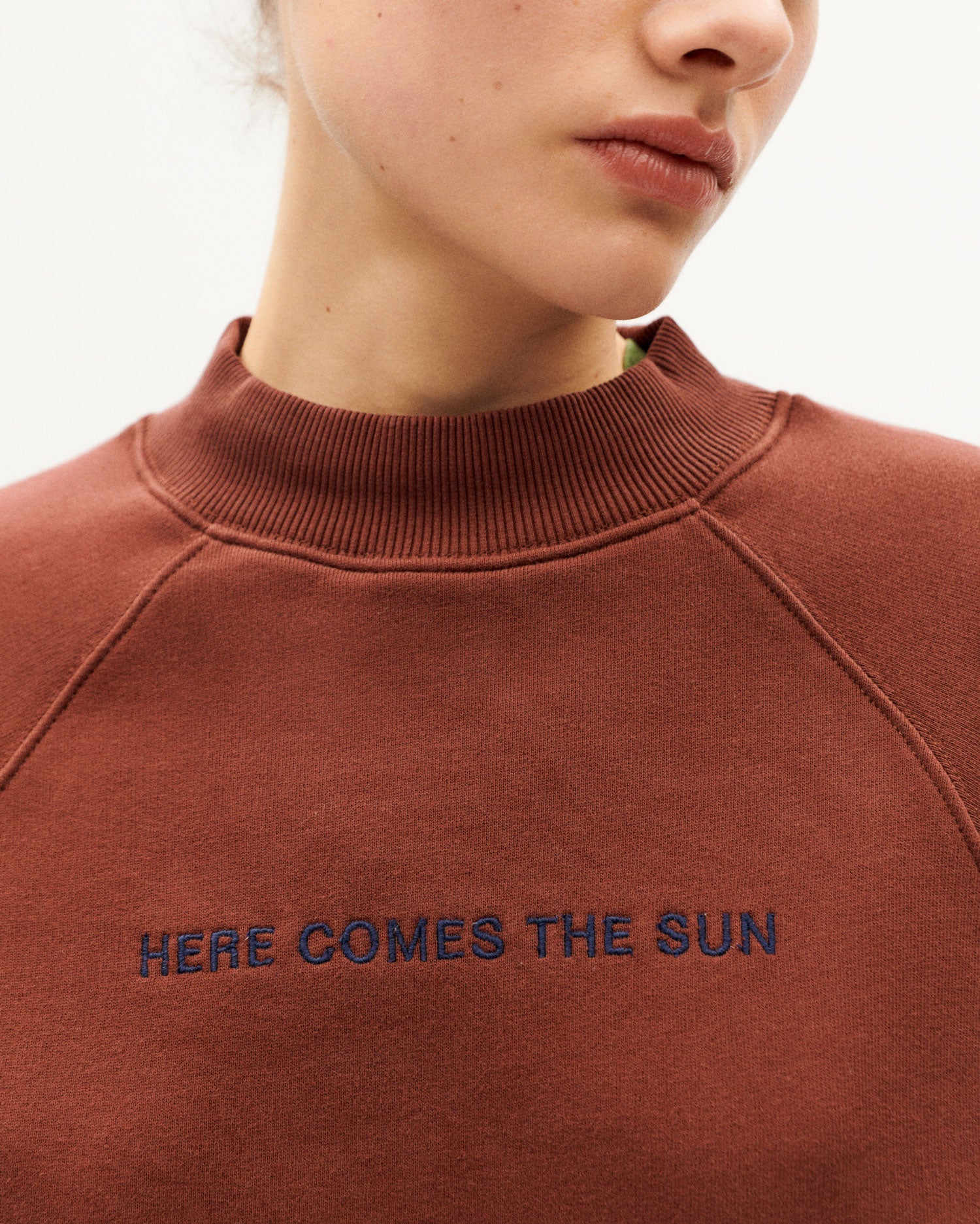 Sudadera marrón Here comes the sun Fantine sostenible-2