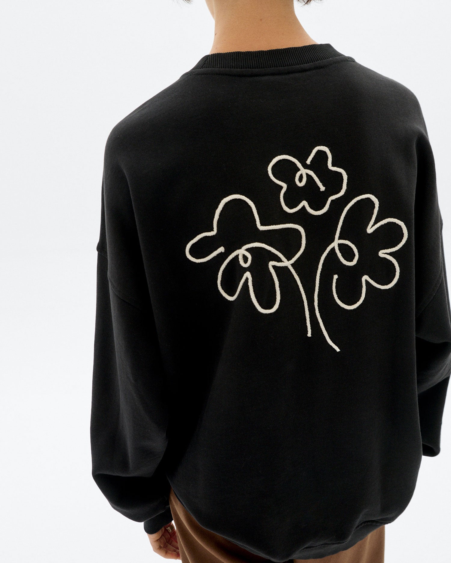 Sudadera oversize bordada a mano flower Jimena sostenible - 3