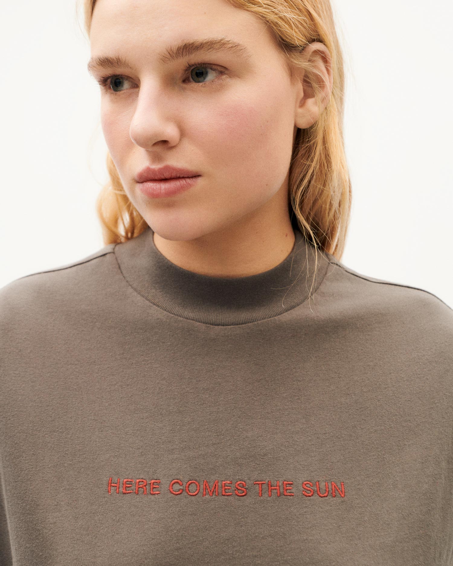 Camiseta gris Here comes the sun Volta sostenible-4