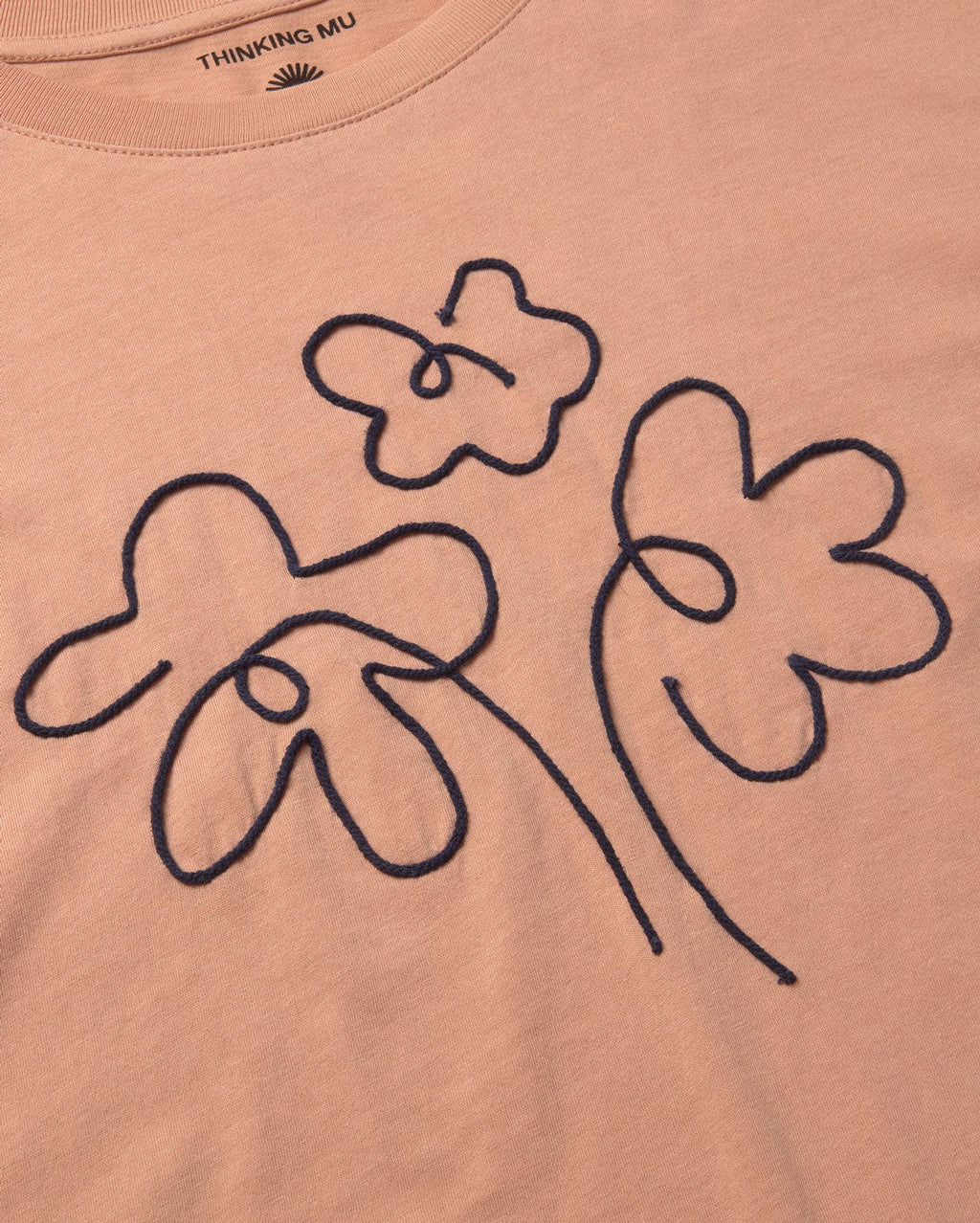 Camiseta rosa bordada a mano flower Lucia sostenible silueta - 2