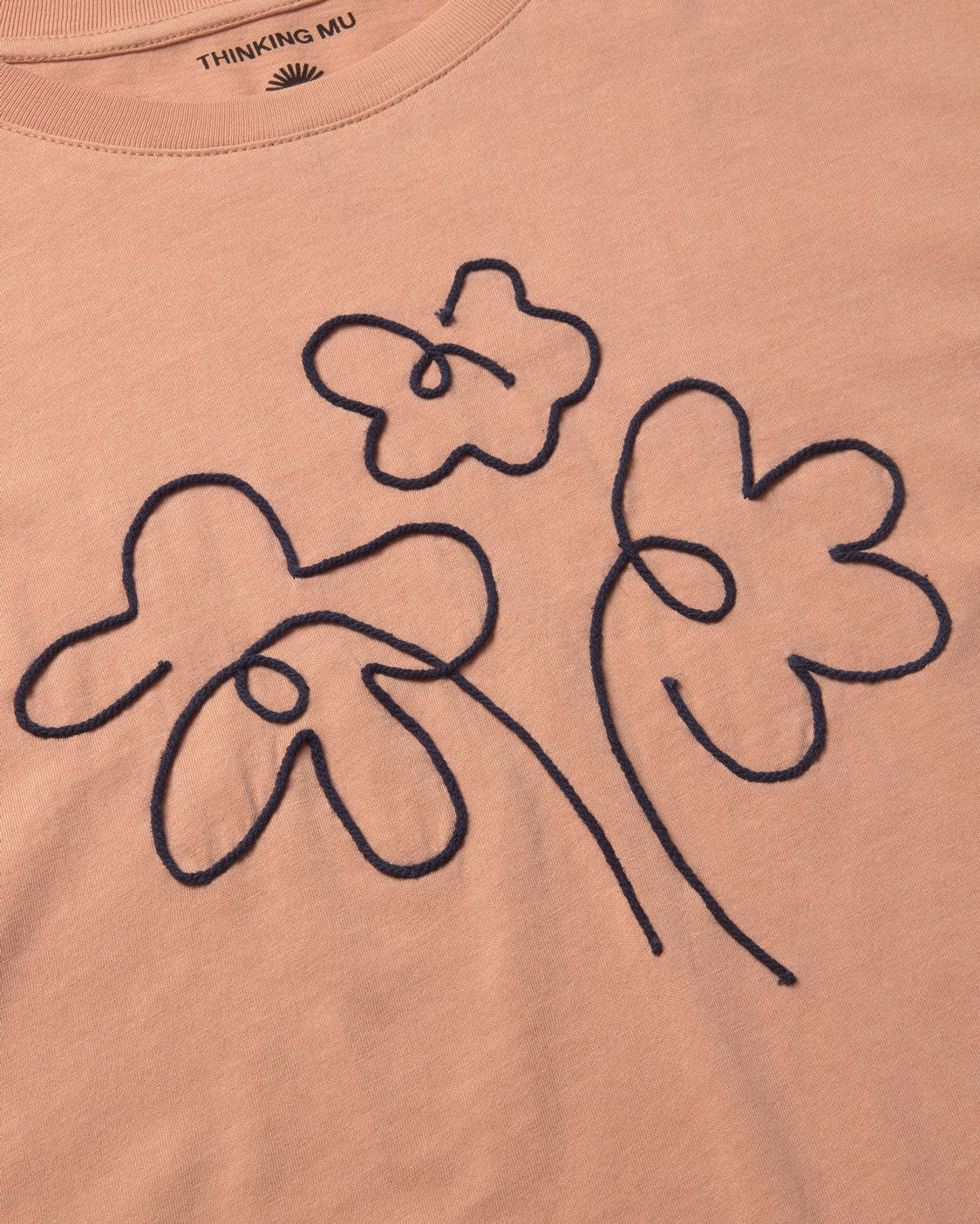 Camiseta rosa bordada a mano flower Lucia sostenible silueta - 2