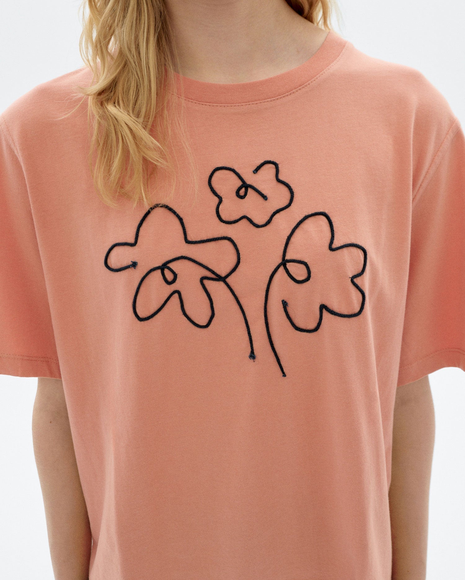 Camiseta rosa bordada a mano flower Lucia sostenible - 3