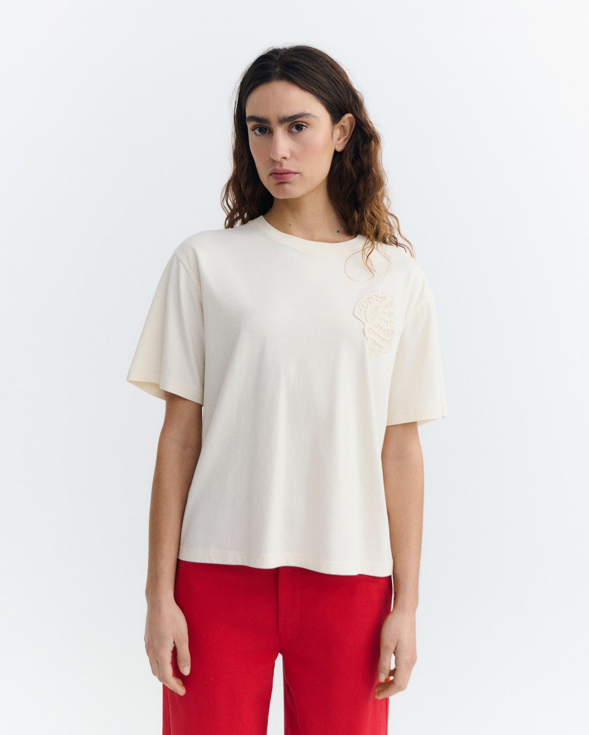 Camiseta patch bordado shell Lucia sostenible - 1