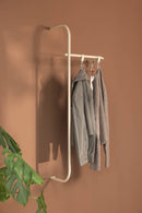Armario moderno TAMINA con metallstangen minimalista y kleidung en un elegante raum.