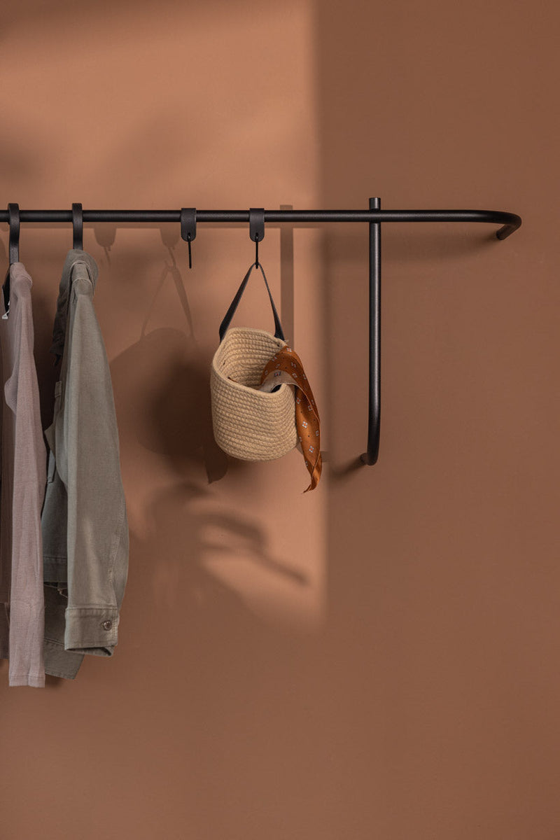 Armario TAMINA con materiales metálicos minimalistas, ideal para ropa y complementos con estilo.