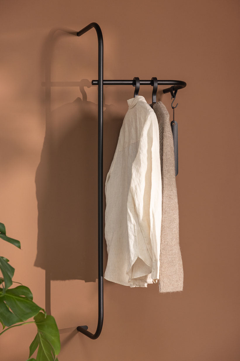 Wardrobe TAMINA with minimalist metal materials, ideal for clothing.