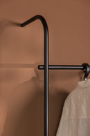 Detalles del GARDEROBE TAMINA con diseño minimalista y materiales metálicos.