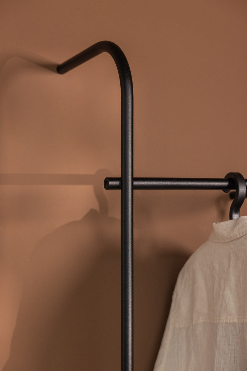 Detalles del GARDEROBE TAMINA con diseño minimalista y materiales metálicos.