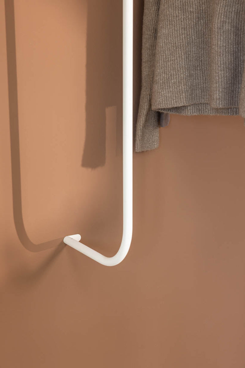 Detalles del armario TAMINA con Jersey gris en metal blanco.