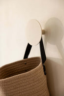 Wandhaken LOU mit Tasche, minimalistisches Wohnaccessoire für stylische Aufbewahrung.