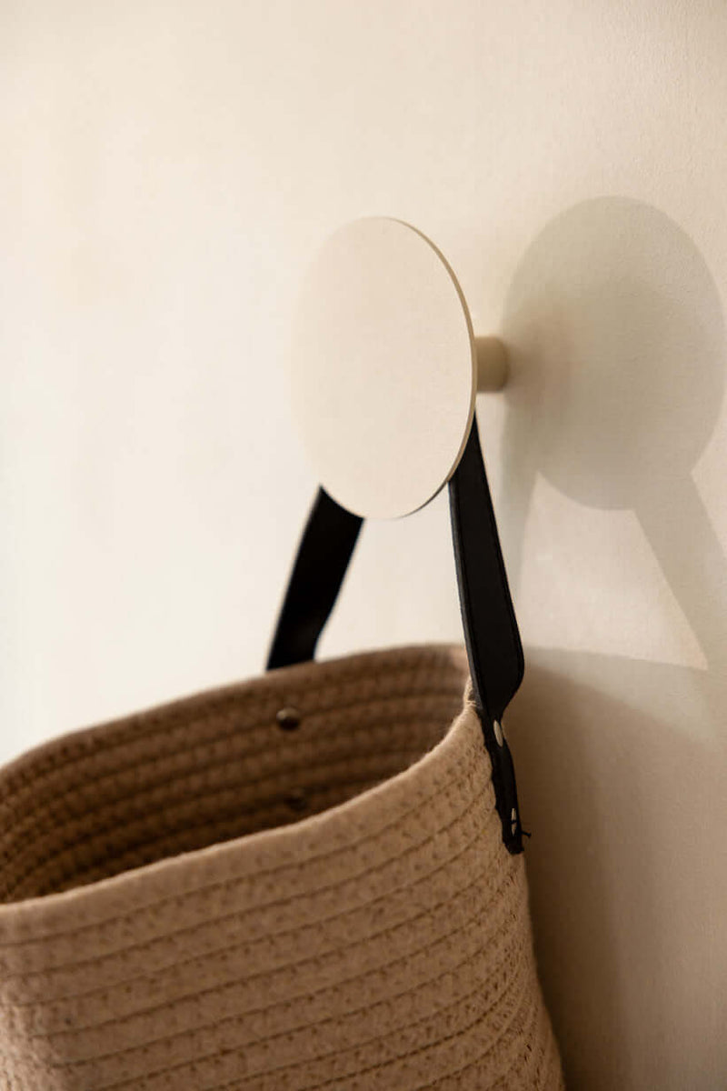 Wandhaken LOU mit Tasche, minimalistisches Wohnaccessoire für stylische Aufbewahrung.