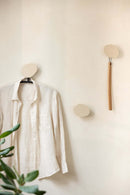 Moderne Wandhaken LOU mit minimalistischer Formgebung, ideal zur Aufbewahrung von Kleidung.