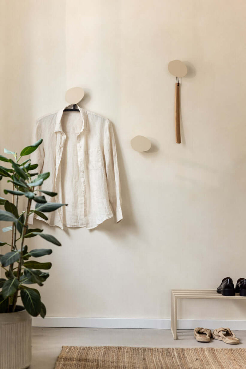 Wandhaken LOU im minimalistischen Design, Kleidung auf dem Haken, moderne Wanddekoration für Zuhause.