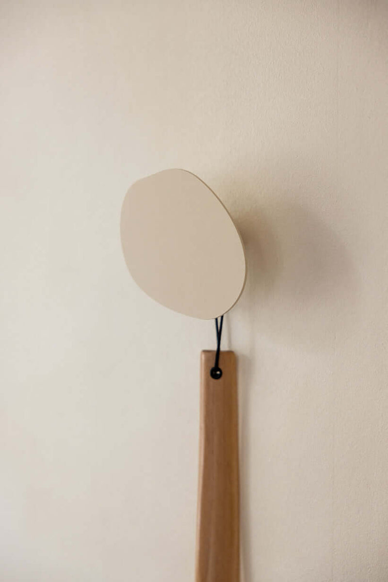 WANDHAKEN LOU in minimalistischem Design, ideal zur Aufbewahrung von Kleidung und Accessoires.