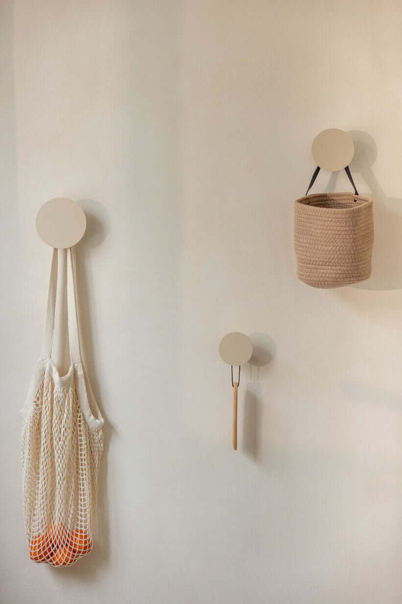 WANDHAKEN LOU (3er Set) in minimalistischem Design zur Aufbewahrung von Kleidung, Schlüsseln und Handtüchern.