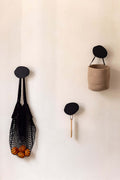 Drei moderne Wandhaken LOU zur Aufbewahrung von Taschen und Körben, ideal für minimalistische Wohnräume. Wandhaken.