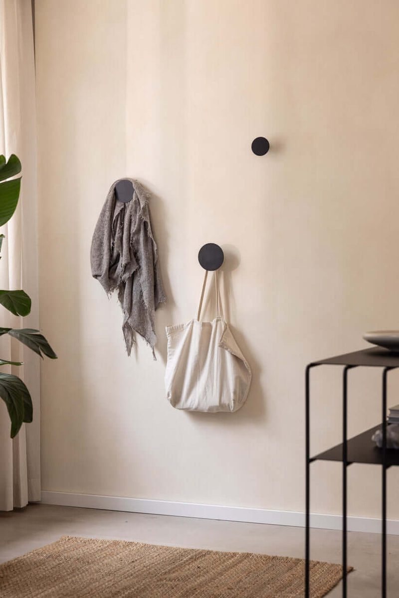 Wandhaken LOU im modernen minimalistischen Design, ideal zur Aufbewahrung von Schals und Taschen.