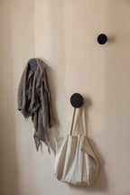 Wandhaken LOU im modernen Design, ideal zum Aufhängen von Kleidung und Taschen, minimalistisches Wohnaccessoire.