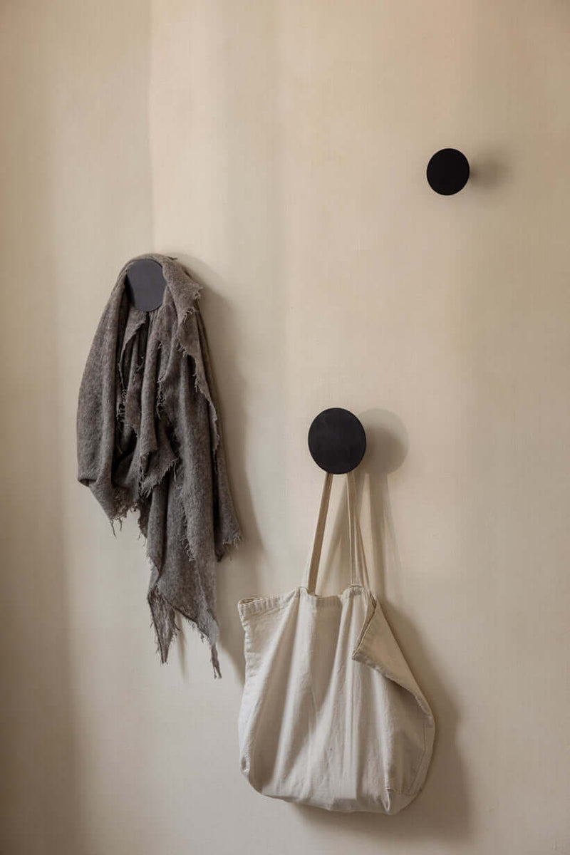 Wandhaken LOU im modernen Design, ideal zum Aufhängen von Kleidung und Taschen, minimalistisches Wohnaccessoire.