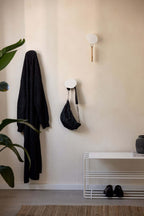 WANDHAKEN LOU im minimalistischen Wohnraum mit Kleidung und Tasche, ideal zur Organisation.