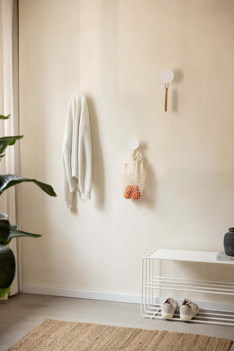Wandhaken LOU (3er Set) im modernen Interieur mit Kleidung und dekorativem Aufbewahrungselement.
