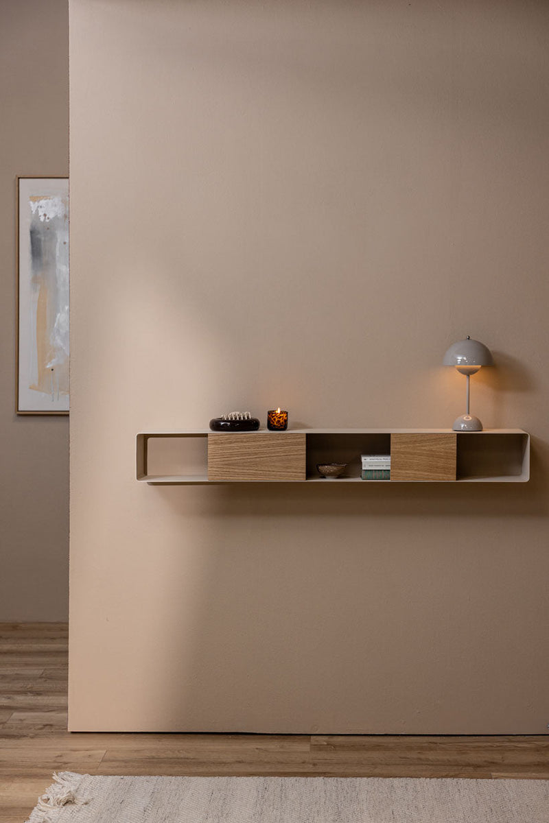 Hängekonsole SION an einer beige Wand mit Lampe and decorativan Gegenständen auf dem Regal.