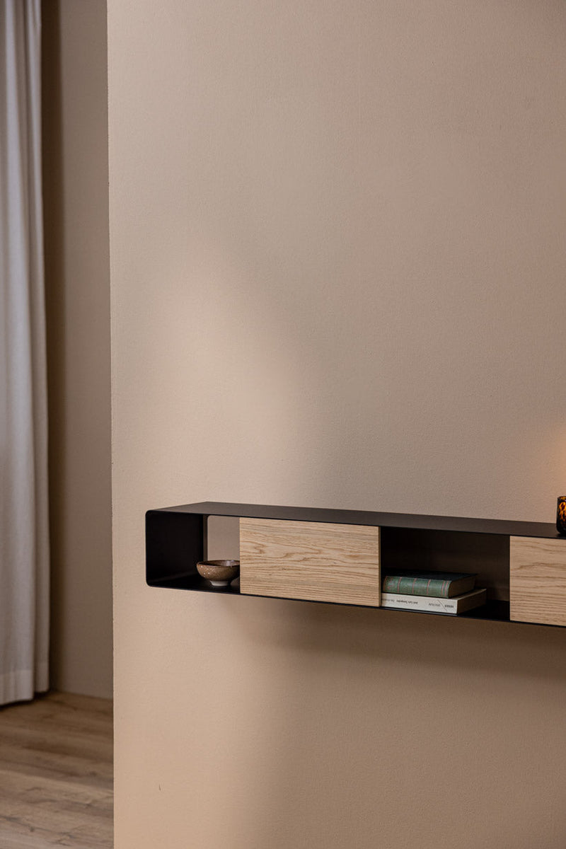 Hängekonsole SION an einer Wand mit Holzregal und Decoración.