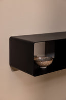Hängekonsole SION en negro con diseño decorativo Schalen auf der Ablage.