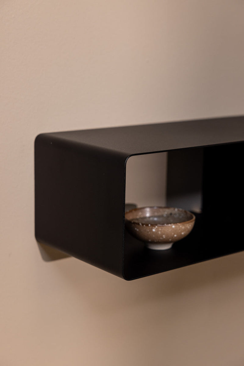 Hängekonsole SION en negro con diseño decorativo Schalen auf der Ablage.