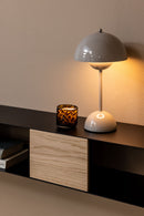 Detalles de la consola colgante SION con lámpara y decoración.