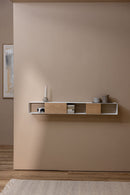 Hängekonsole SION an einer Wand, moderno y schlicht, mit eleganten Holz- und Weißtönen, dekoriert mit Kerzen und Accessories.