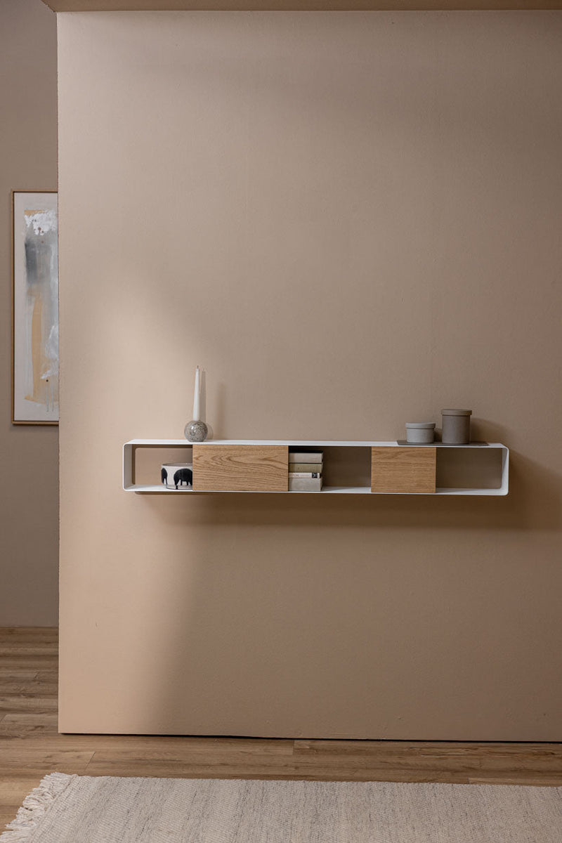 Hängekonsole SION an einer Wand, moderno y schlicht, mit eleganten Holz- und Weißtönen, dekoriert mit Kerzen und Accessories.