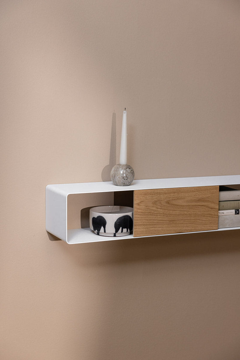 Hängekonsole SION an einer Wand, diseño minimalista con Holzschublade und Decoración.