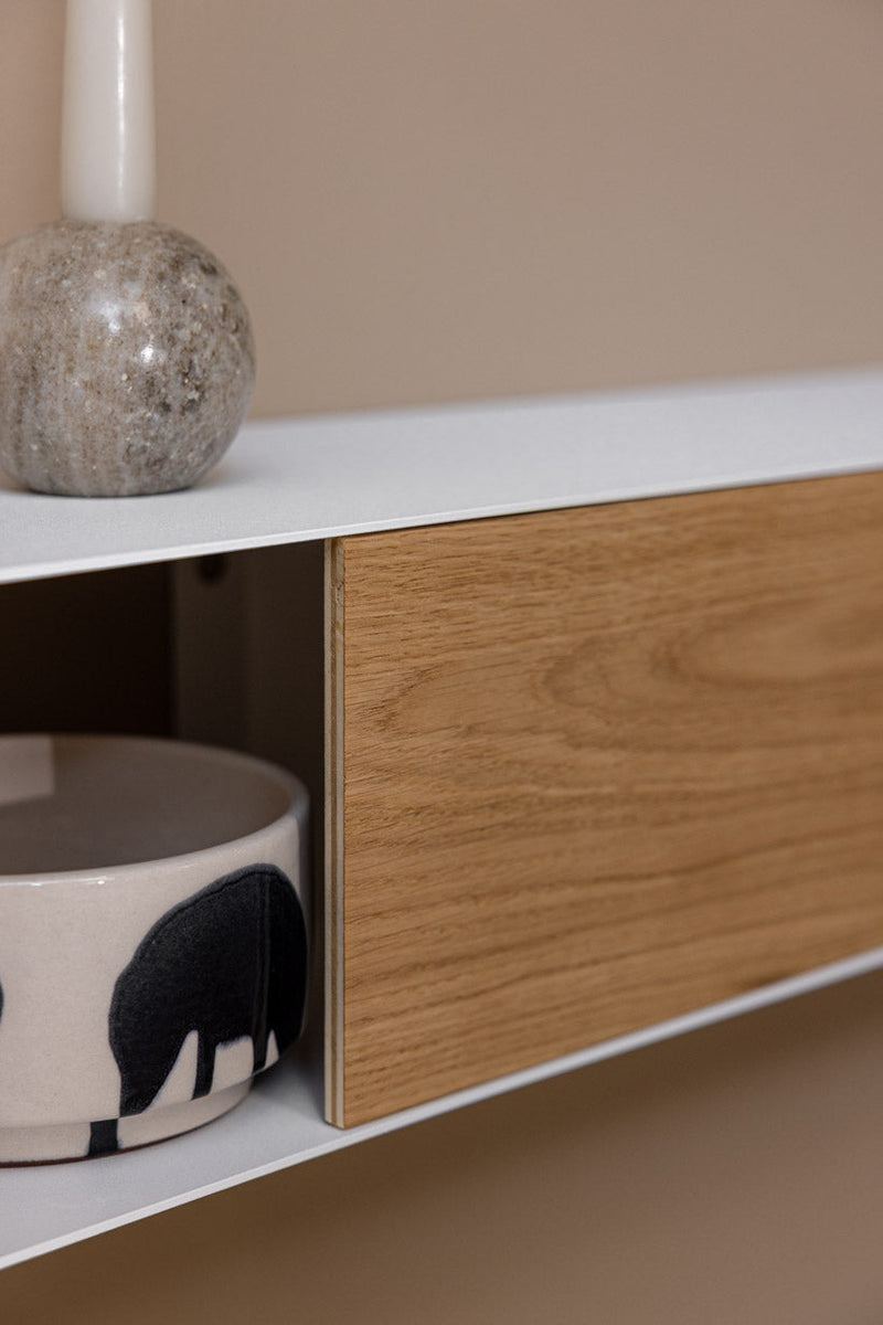 Detalles de Hängekonsole SION mit Holzoberfläche und decorativa Keramikschale.