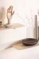Wandregal LENN mit Dekoration, minimalistisches Design und moderne Ästhetik auf Wänden.