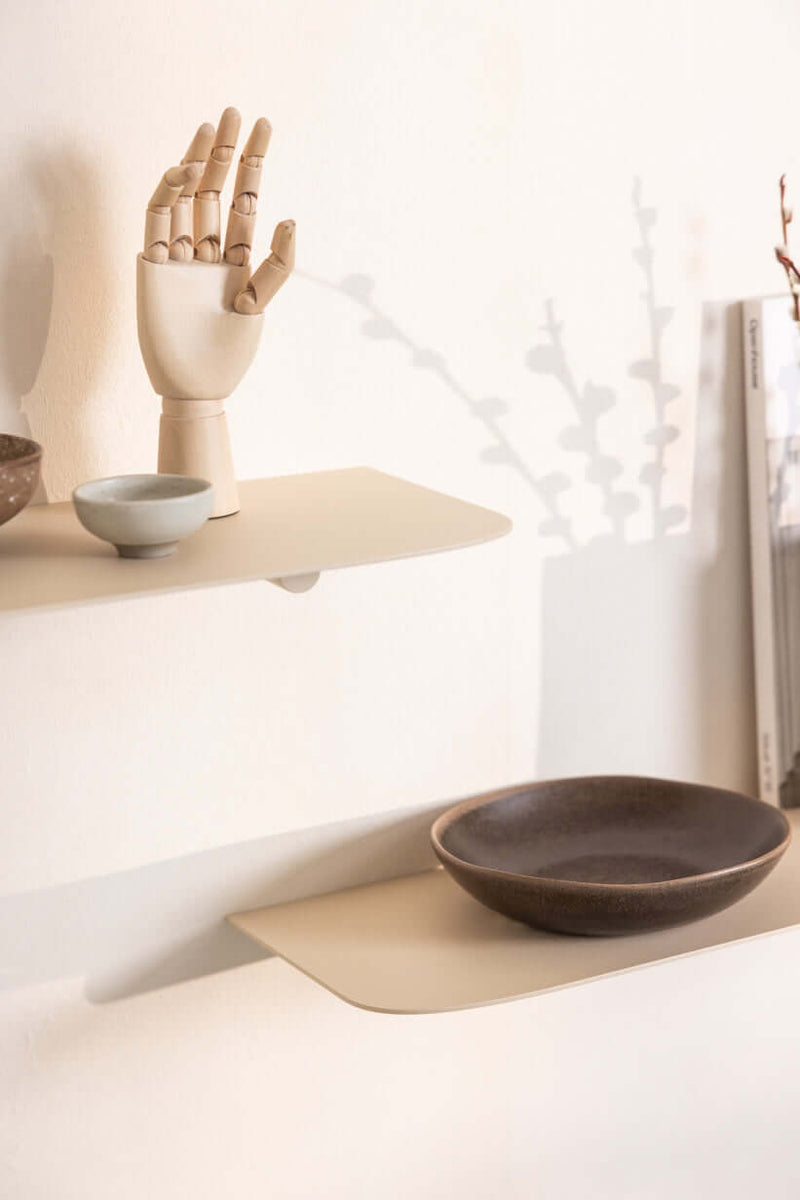 Wandregal LENN mit Dekoration, minimalistisches Design und moderne Ästhetik auf Wänden.