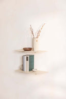 Wandregal mit Deko-Vasen und Büchern an einer hellen Wand, modernes Design für stilvolle Innenräume.