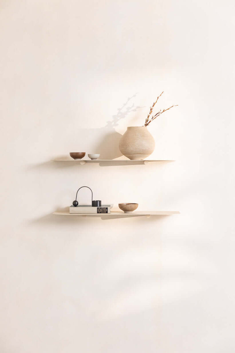Wandregal LENN in minimalist Design mit modernen Dekoobjekten und Vasen auf hellem Hintergrund.