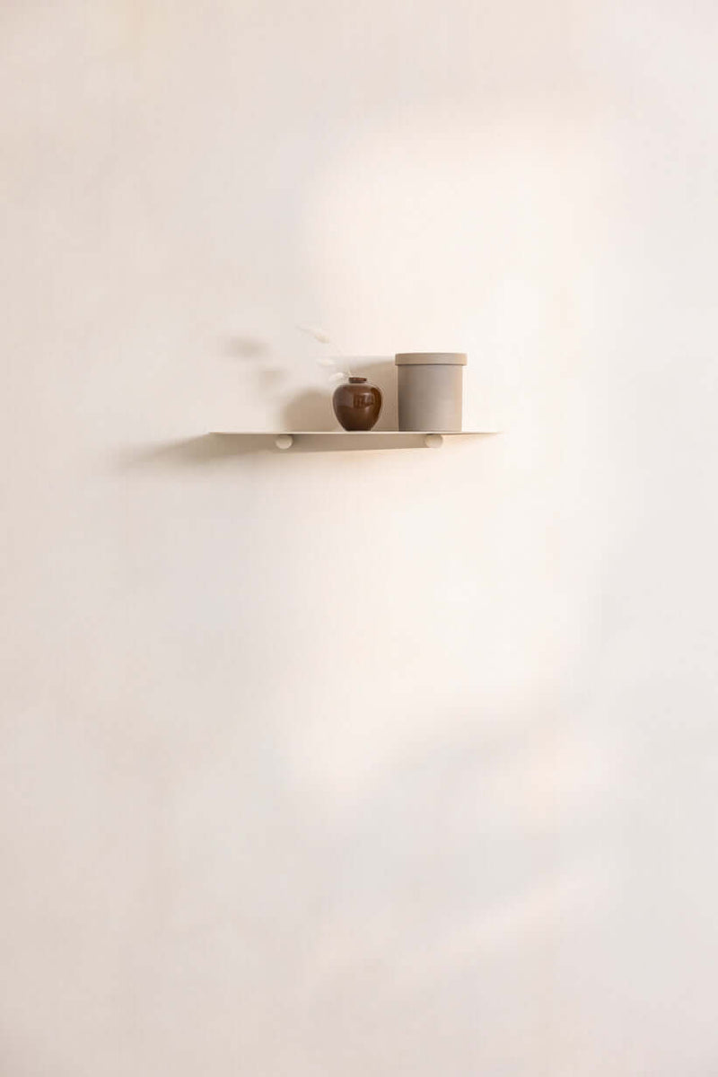 Wandregal LENN mit minimalistischen Formen, ideal für zeitgemäße Wohnräume.