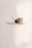 Wandregal LENN mit eleganter Vase und Aufbewahrungskiste, modernes Design für zeitgemäße Wohnräume.