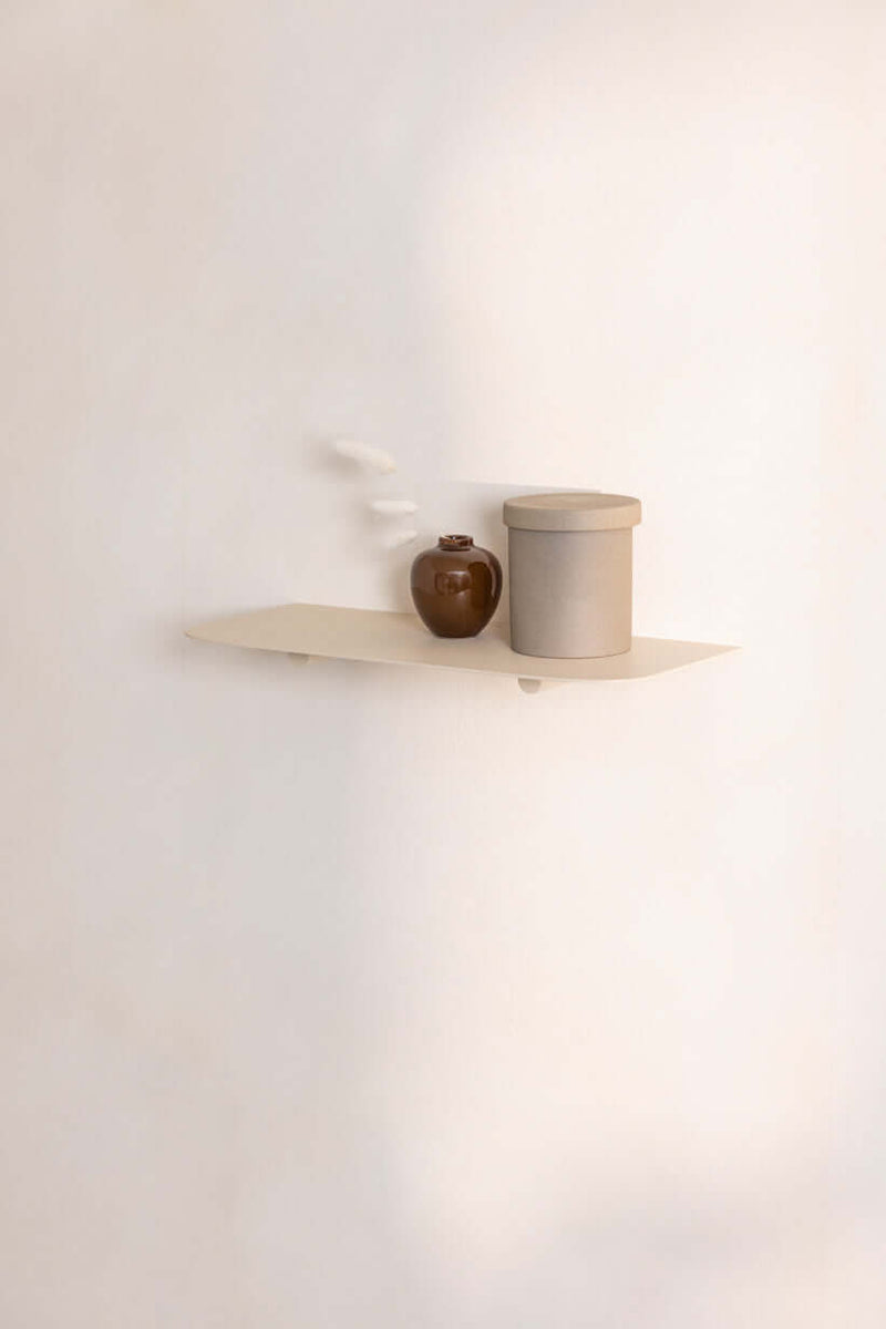 Wandregal LENN mit eleganter Vase und Aufbewahrungskiste, modernes Design für zeitgemäße Wohnräume.
