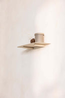 Wandregal LENN mit minimalistischer Gestaltung, dekoriert mit einem Behälter auf einer weißen Wand.