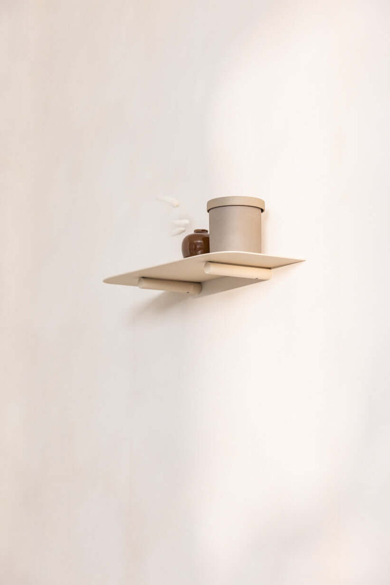 Wandregal LENN mit minimalistischer Gestaltung, dekoriert mit einem Behälter auf einer weißen Wand.