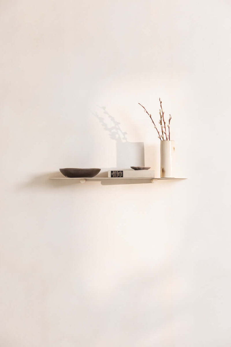 Wandregal LENN mit minimalistischen Formen, dekoriert mit Schalen und Vasen zur stilvollen Raumgestaltung.