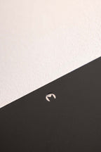 Detailaufnahme des modernen Wandregal LENN mit eleganter Pulverbeschichtung und minimalistischen Design.