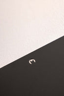 Detailaufnahme des modernen Wandregal LENN mit eleganter Pulverbeschichtung und minimalistischen Design.