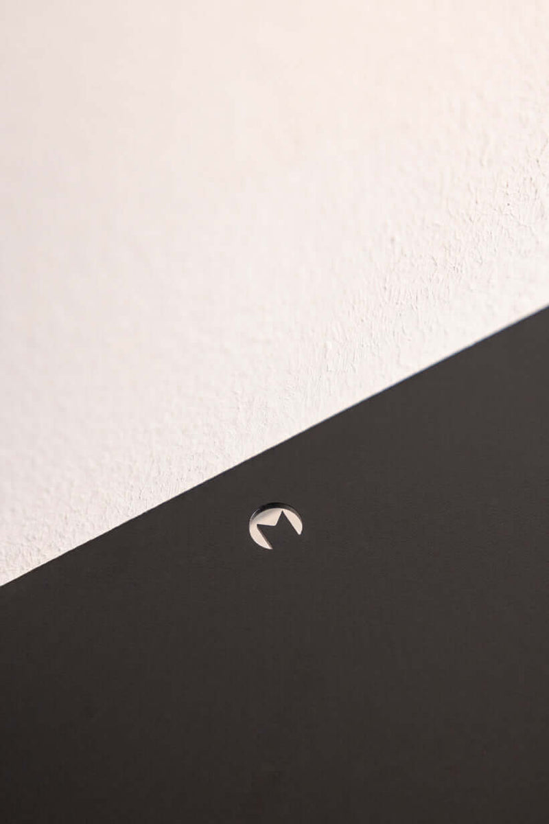 Detailaufnahme des modernen Wandregal LENN mit eleganter Pulverbeschichtung und minimalistischen Design.